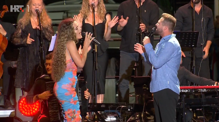Matija Cvek i Lorena Bućan u veselom izvedbom otvorili su koncert: Zapjevali 'Anđele moj'