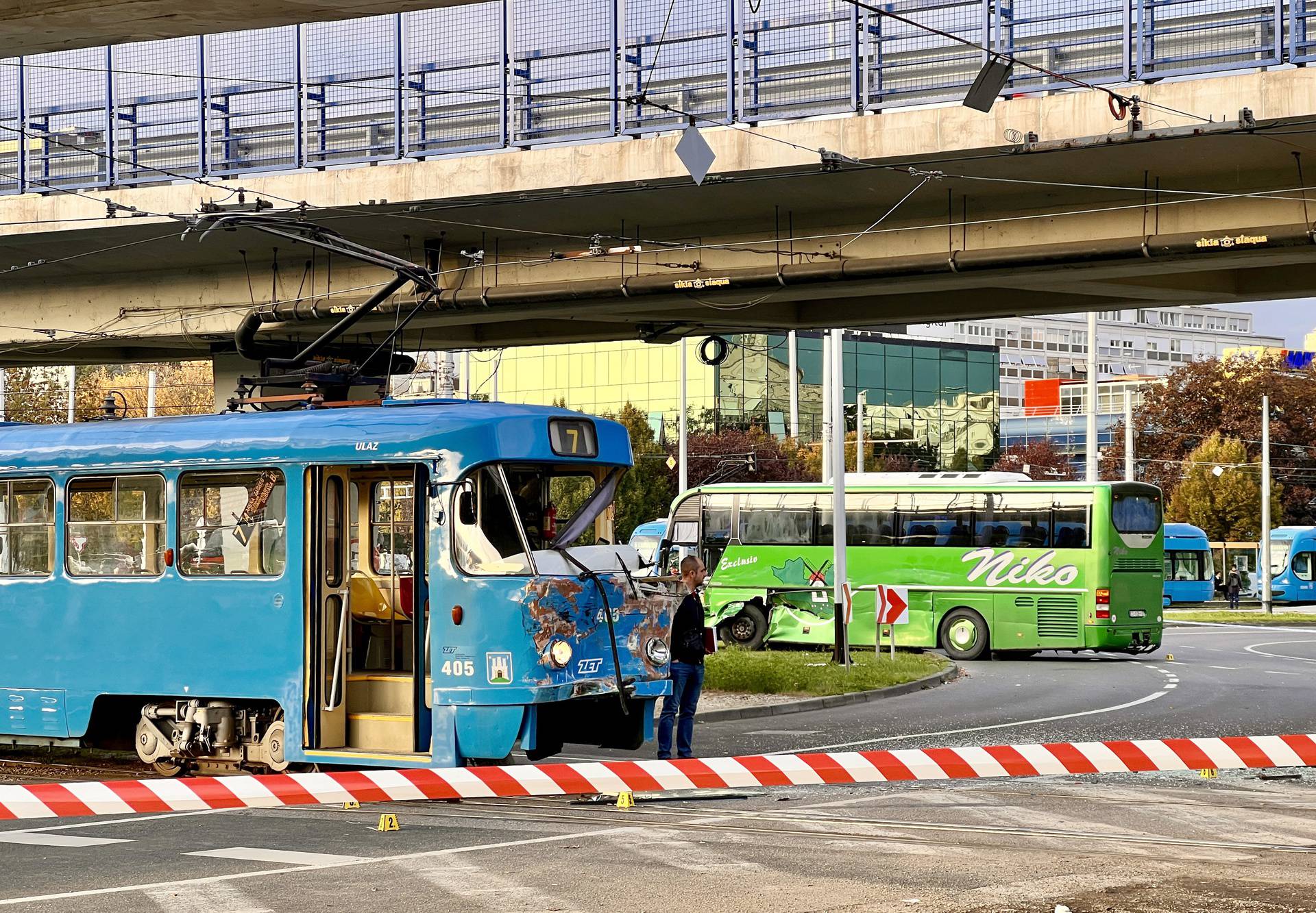 Jedna osoba poginula u sudaru tramvaja i autobusa