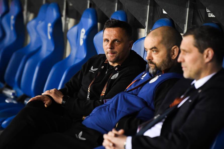 Zagrijavanje nogometaša uoči uzvratne utakmice Genka i Dinamo u doigravanju za osminu finala Europske lige