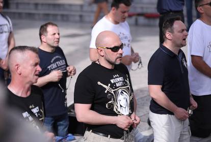 Split: Na Peristilu se održala još jedna muška molitva krunice