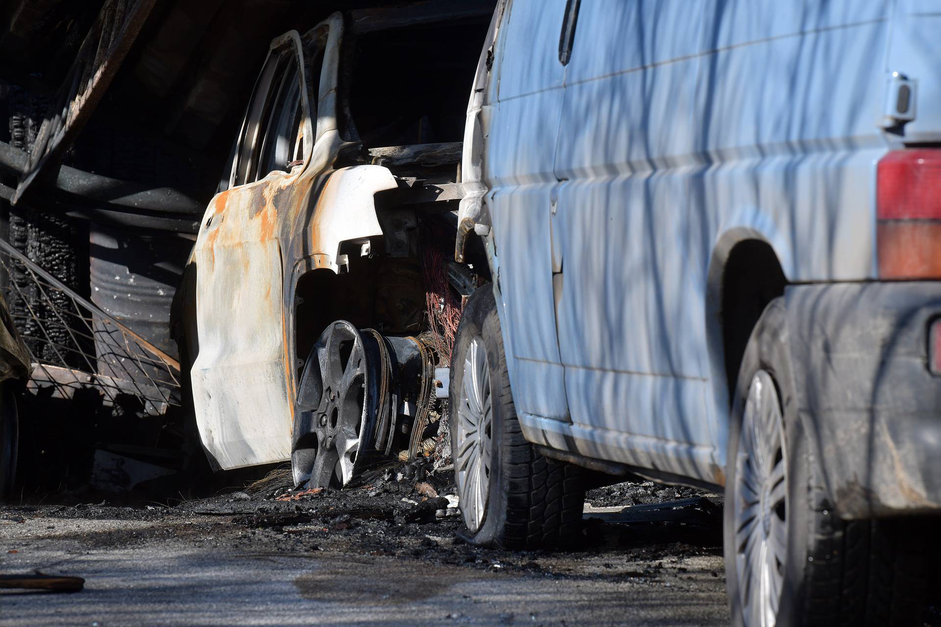 Zagreb: U požaru izgorjeli automobili i nadstrešnica, očevid u tijeku