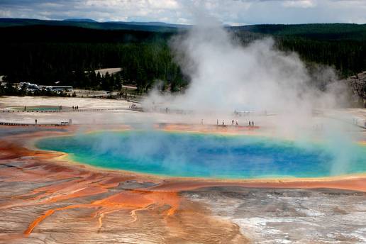 Djevojka (20) skočila u termalni izvor u parku Yellowstone kako bi spasila psa, kritično je