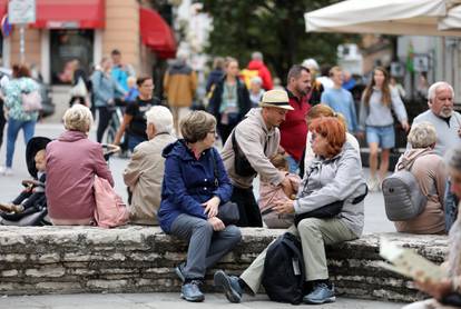 FOTO U Dubrovniku ljeto, a u Puli se šeta u jaknama: Neki su glave pokrili zimskim kapama...