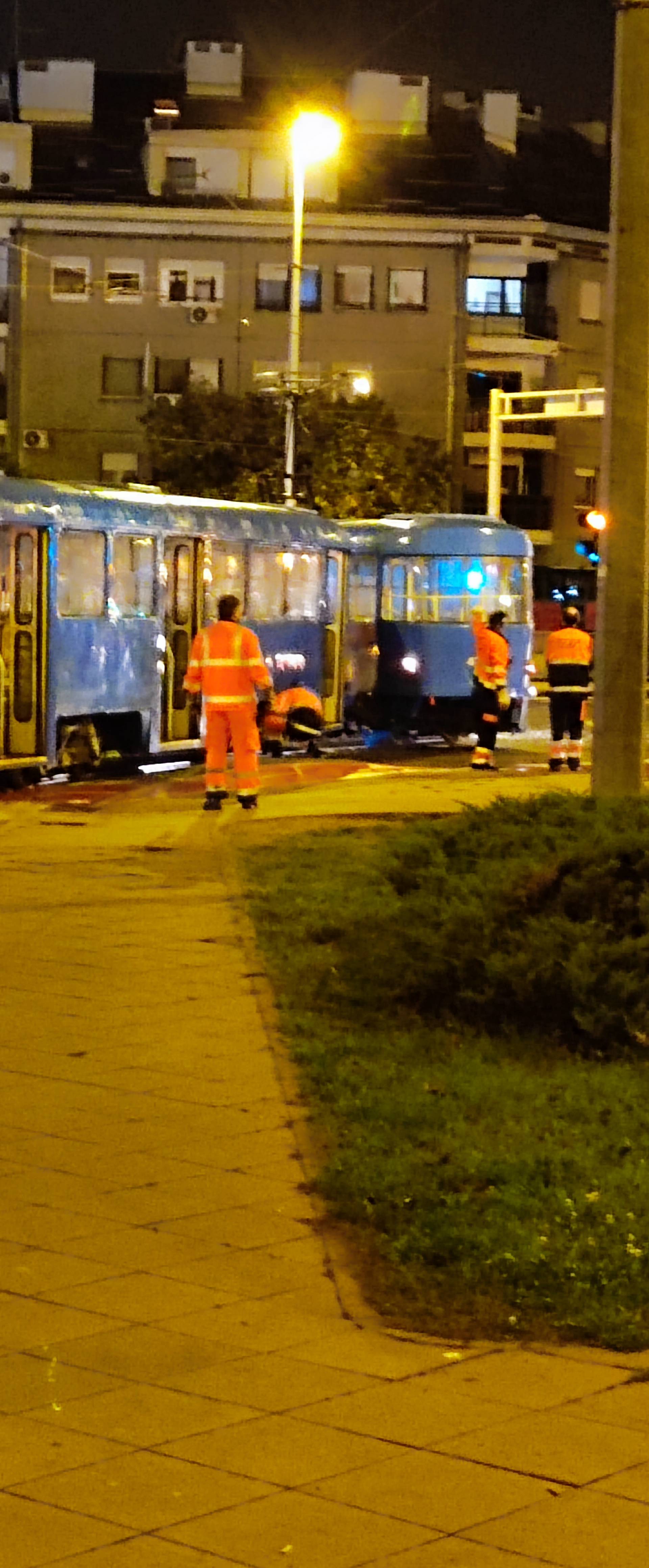 FOTO Jutarnji kaos u Zagrebu: U sudaru autobusa i tramvaja u Dupcu ozlijeđena su dva vozača