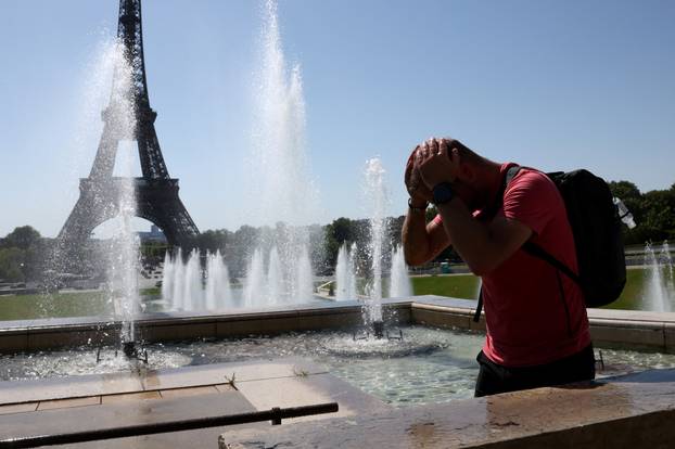 Early heatwave hits France