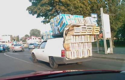 Pretrpao auto kutijama pa je jedva vozio po gradu