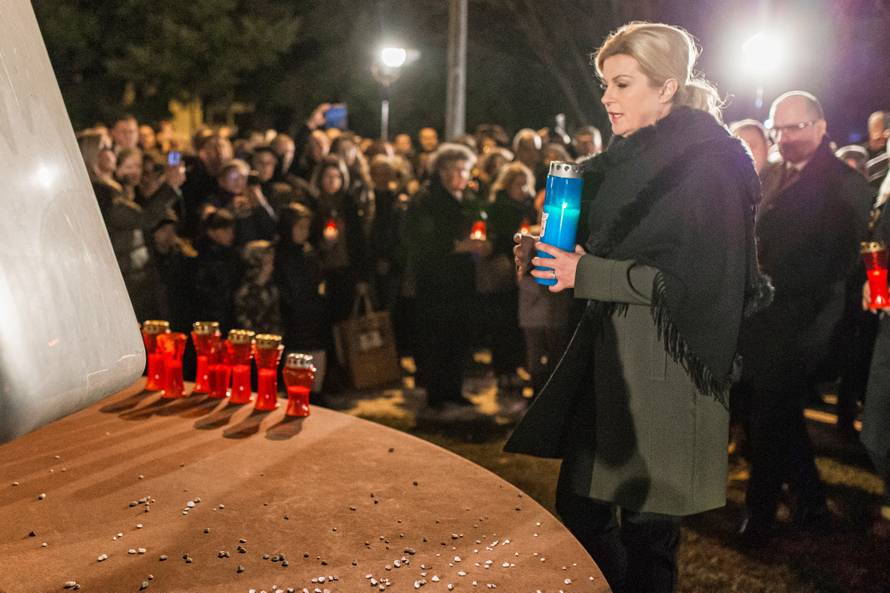 Na molitvu u dvorište bolnice u Vukovaru došla i predsjednica