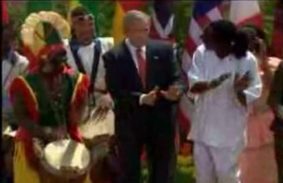 George Bush zaplesao uz afričke bubnjeve