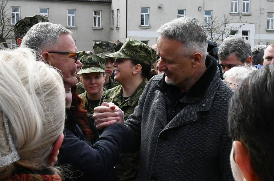 Na svečanoj prisegi ročnika u Požegi pozornost je privukla Diva Perković, kći pjevača Marka Perkovića Thompsona