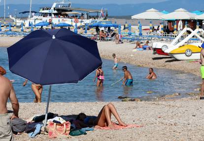 FOTO Turisti u Crikvenici uživaju u moru i ljetnim radostima