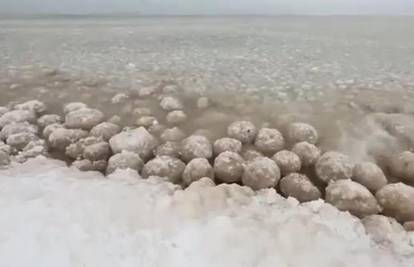 Kao lopte: Jezero na obalu izbacilo ledene kugle