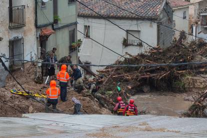 GALERIJA Apokaliptične scene iz Španjolske: Općina izgleda kao da je kroz nju prošao tornado!