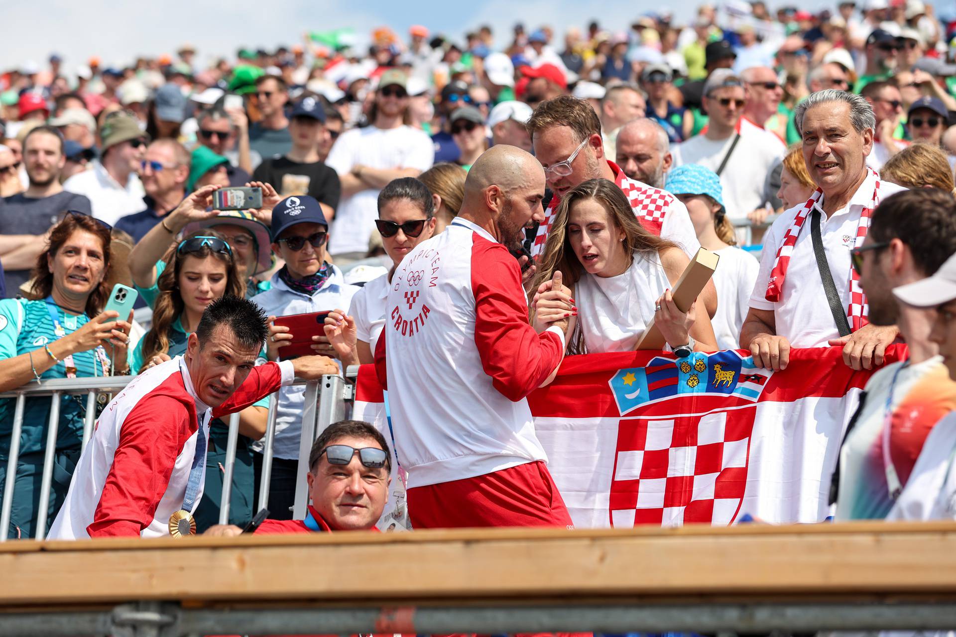 Zlatna Braća Sinković nakon osvojenog zlata poljubili svoje supruge na tribinama