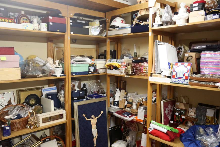 Kolindine zlatne krune: Dobila je i Putinove raskošne rupce...