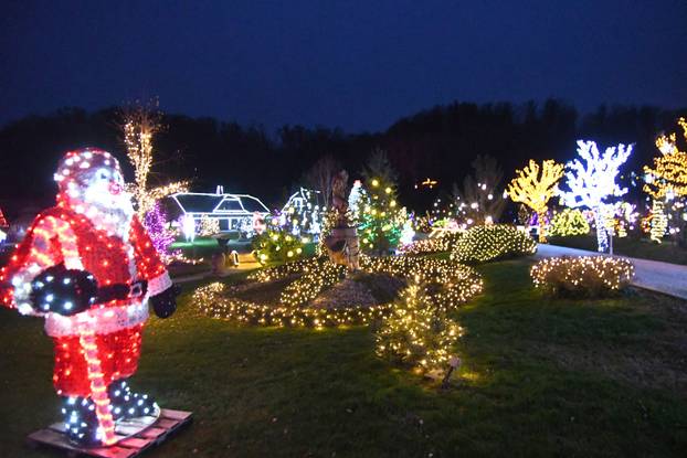 Magično Božićno blagdansko imanje obitelji Salaj zabljesnulo je u punom sajaju