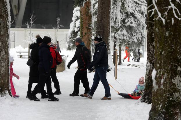Delnice: Mnogobrojni izletnici uživaju u snijegu u Gorskom kotaru.