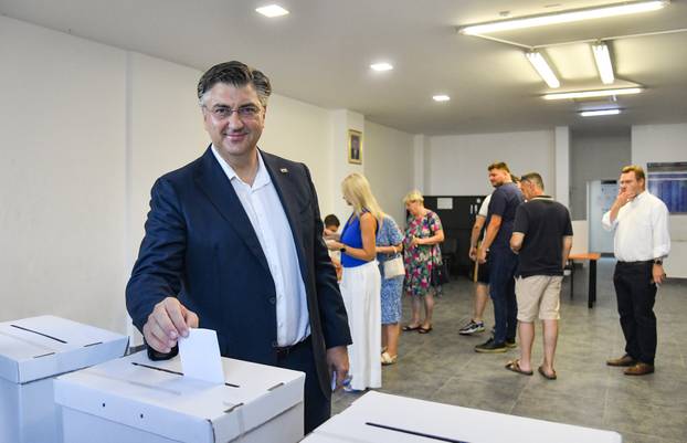 Zagreb: Kandidat za predsjednika Hrvatske demokratske zajednice Andrej Plenković glasovao na unutarstranačkim izborima HDZ-a