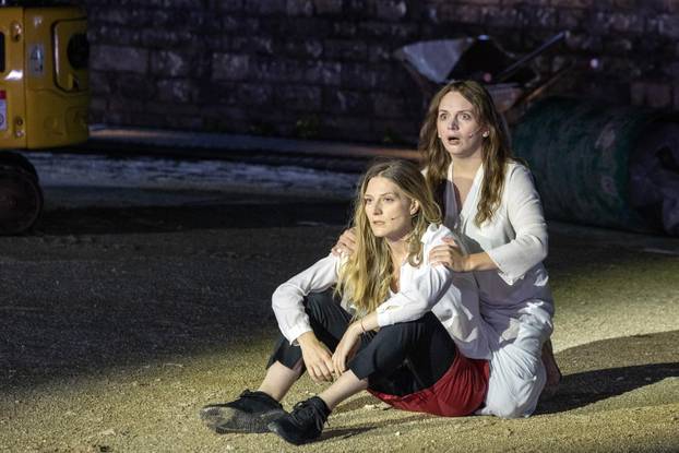 Pula: U Malom rimskom kazalištu odigrana je predstava "Antigona - 2000 godina kasnije"