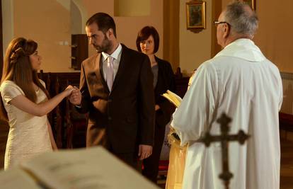 Policija stigla u kapelicu: Hoće li se Marina udati za Roberta?