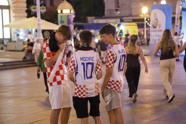 Zagreb: Navijači se okupljaju na Trgu uoči početka utakmice Hrvatske i Gane