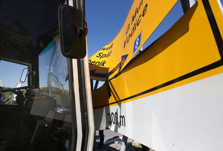 Autobus se zabio u prometni znak, vozača prevezli u bolnicu