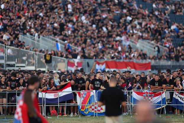 Sinj: Thompsonovi obožavatelji čekaju početak koncerta na hipodromu