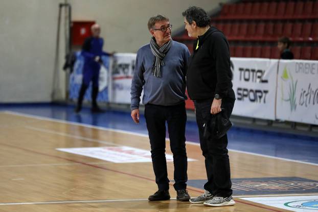 U Puli revijalno odigrali malonogometni veterani i istarske javne ličnosti