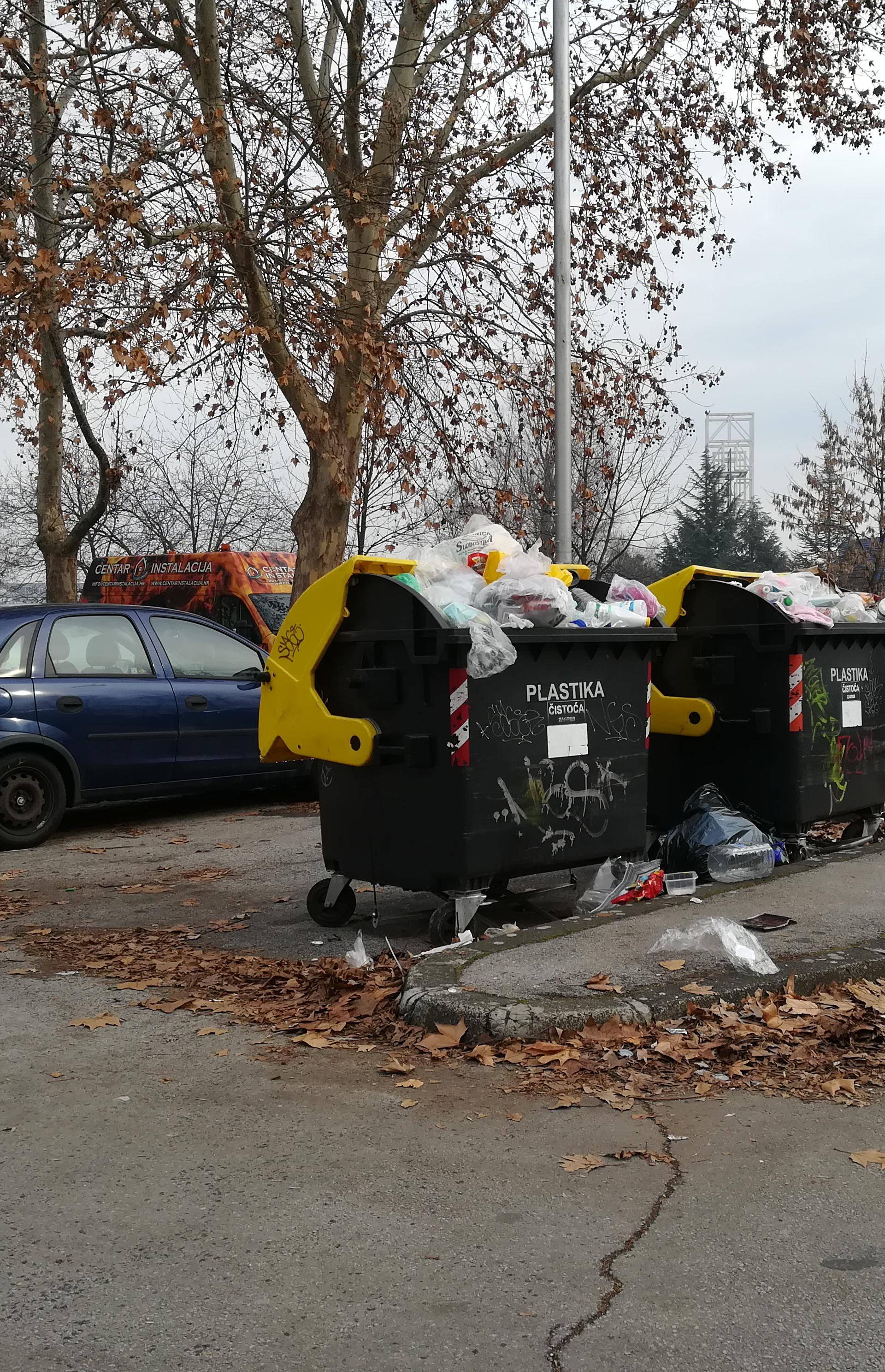 Nered u Zagrebu: Plaćamo da netko preuzme plastični otpad