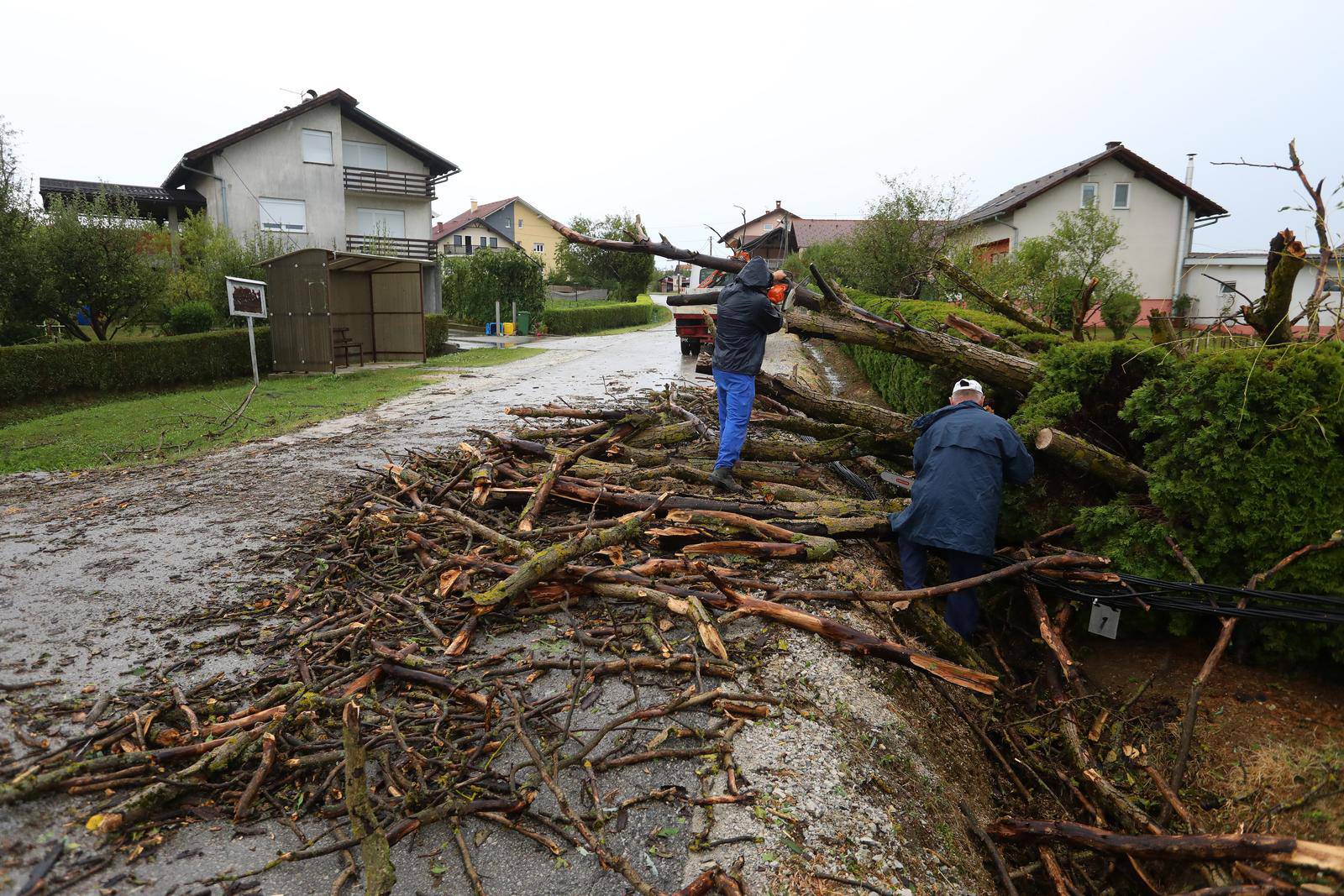 Snažno nevrijeme pra?eno kišom i olujnim vjetrom protutnjalo je Karlovcem i okolicom