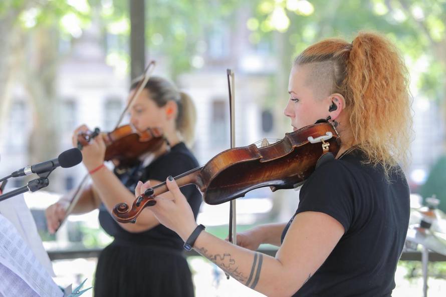 Zagreb: Gluhe violinistice svirale za građane u paviljonu na Zrinjevcu