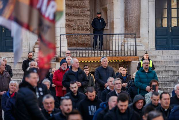 Molitelji su se okupili na Splitskom Peristilu