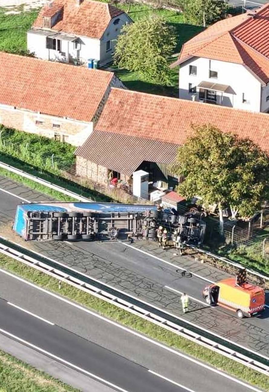 FOTO Muškarac (68) iz BiH se prevrnuo šleperom na A2 u Zagorju: Lakše je ozlijeđen