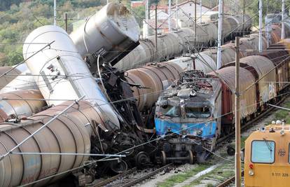 FOTO Šokantne fotografije s mjesta sudara vlaka i cisterne: Čudo da je ovo netko preživio!