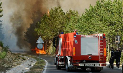 Gasitelji zarobljeni u vatrenom obruču: Spasili su ih avioni