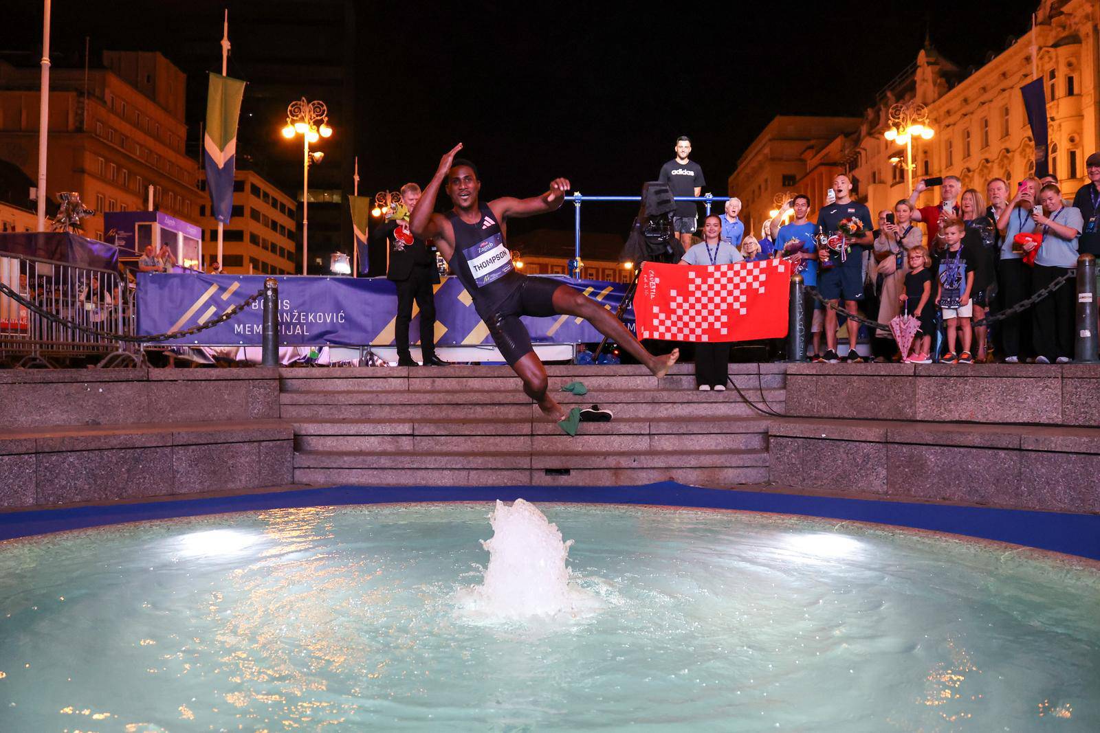 Zagreb: Pobjednik skoka u dalj Shawn-D Thompson pobjedu proslavio skokom u Manduševac