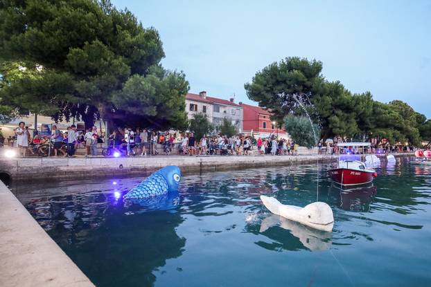 Fažana: Riva pretvorena u galeriju umjetničkih instalacija posvećenih plavetnilu mora