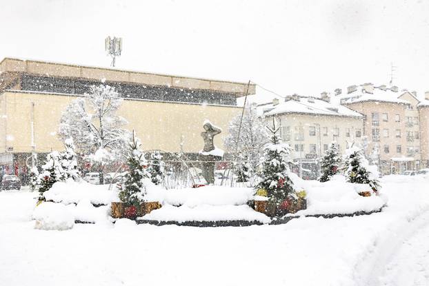 Gospić pod debelim snijegom, jutros izmjerena 23 centimetra