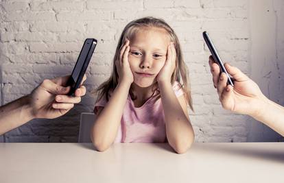 Pretjerano korištenje mobitela utječe na jezični razvoj djeteta