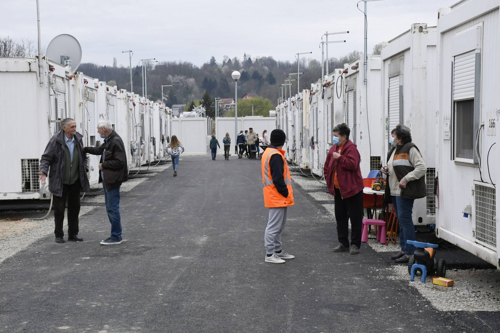 Petrinja: Crveni križ podijelio poklone djeci smještenoj u kontejnerskom naselju