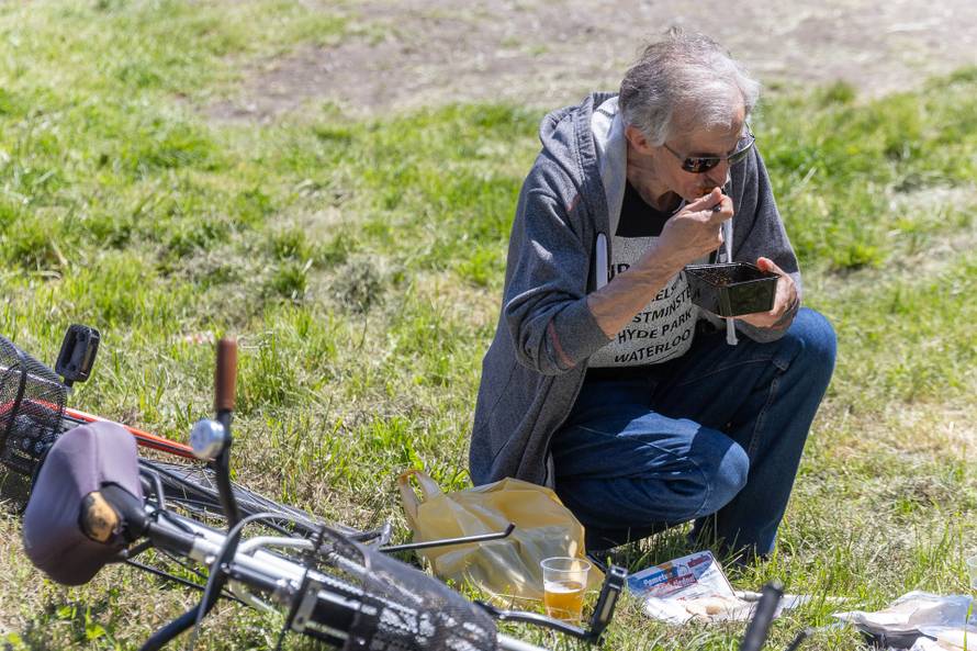Osijek. Podjela graha na lijevoj obali Drave na Praznik rada