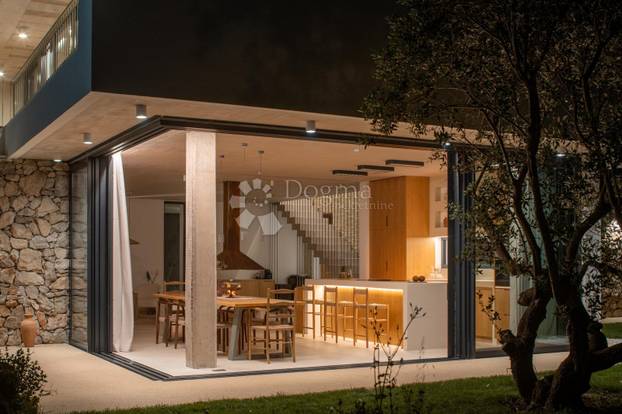 FOTO Nikad viđeno! Prodaje se vila na Šolti. Stoljetna maslina vam raste kraj kauča. Evo cijene