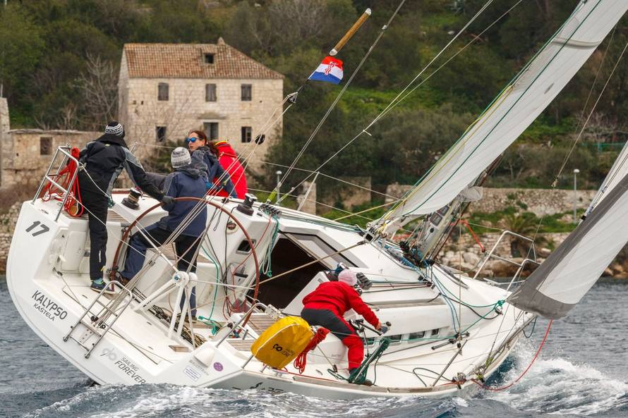 FOTO U Viškoj vali žene opet preuzimaju kormilo: Uskoro kreće deseta regata PMS Žena