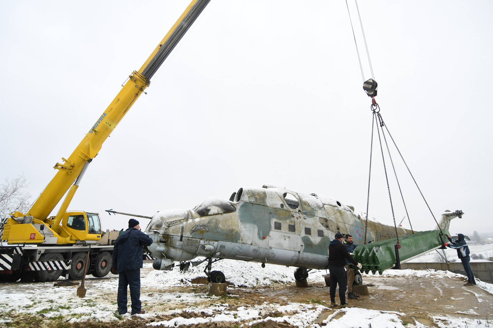 Bjelovar: Zrakoplov MiG 21 BIS i helikopter Mil Mi-24 dopremljeni u Kapelu gdje će biti turistička atrakcija