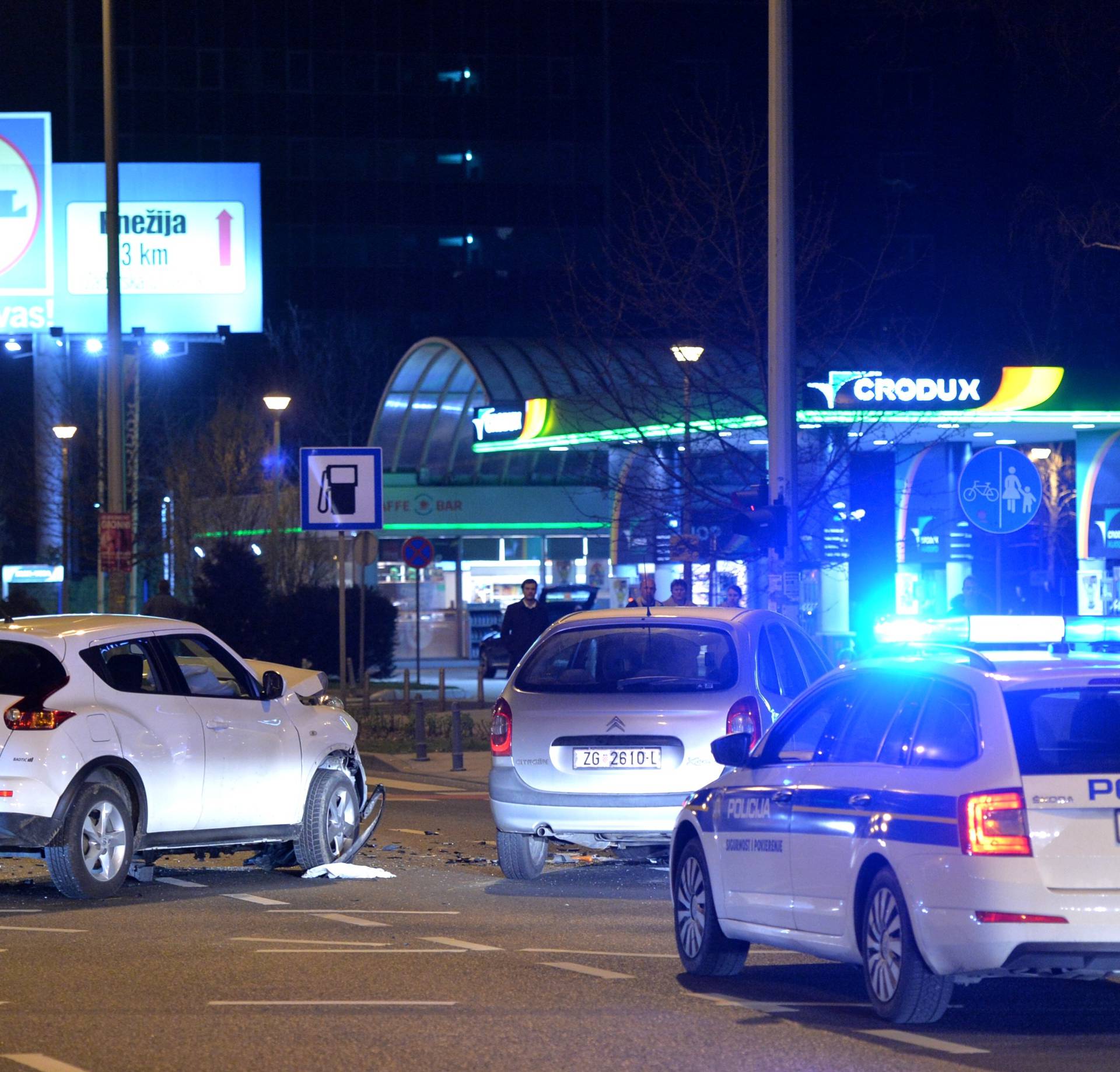 Jedna osoba ozlijeđena: Sudar 2 auta na križanju u Zagrebu