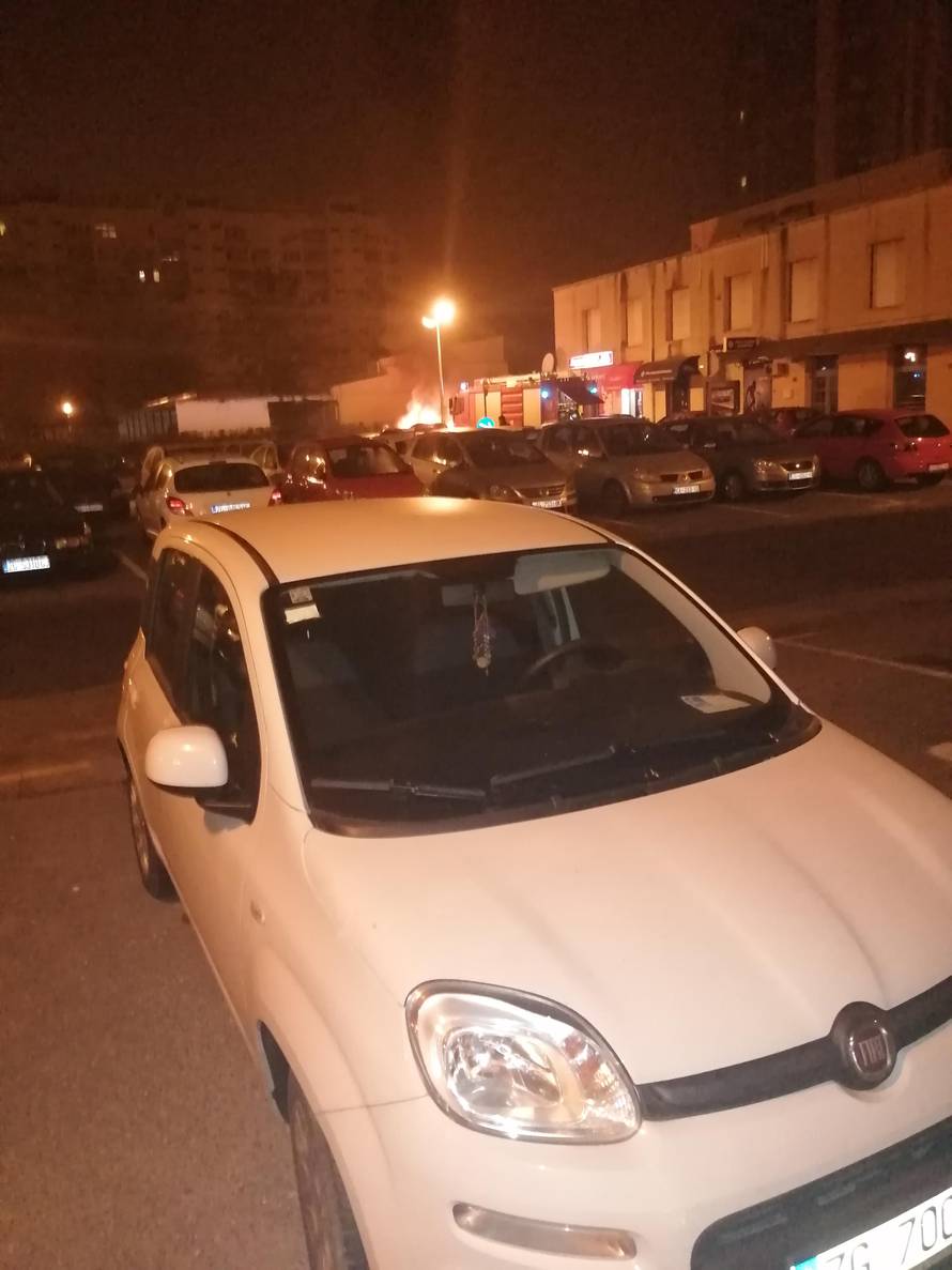 Palili kontejnere u Gajnicama, vatra oštetila četiri automobila