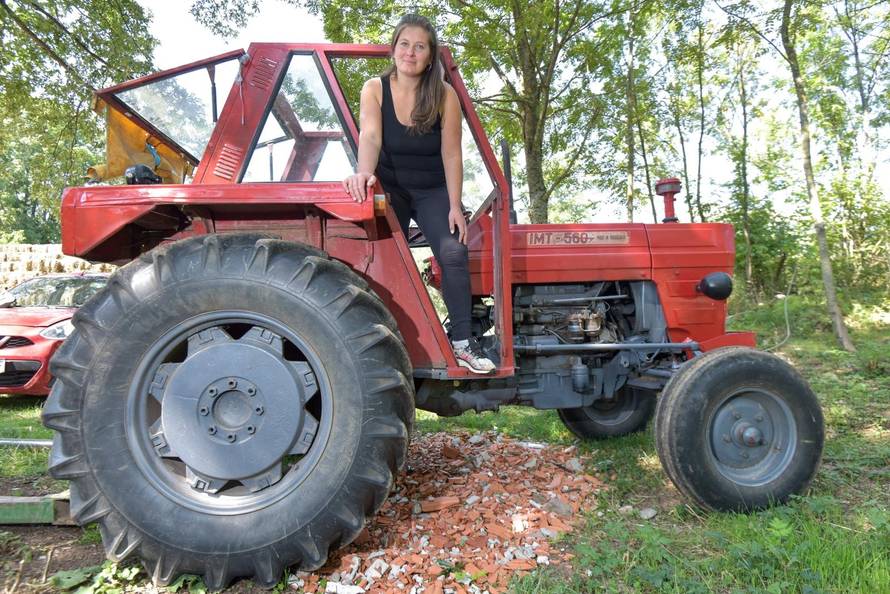 Sama brine o 4 kćeri, 8 ovaca, 40 krava, bori se s vukovima...