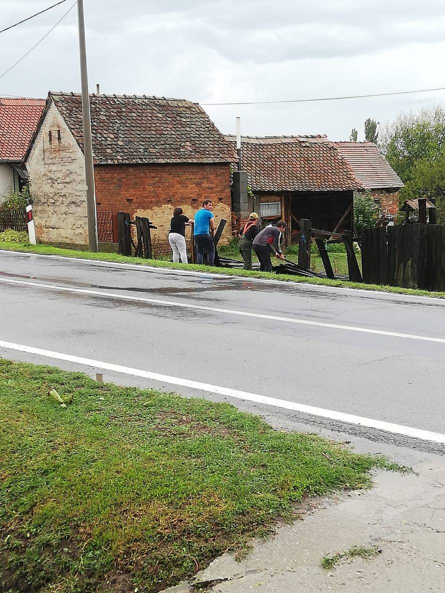 Oluja je kod Slatine rušila voćke i krovove: 'Stariji mještani nisu nikada ovako nešto doživjeli'