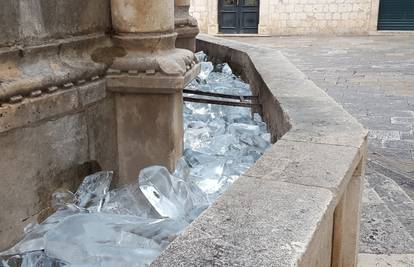 Zatvorili su bar pa led ‘iskrcali’ u zaštićenu fontanu iz 15. st.