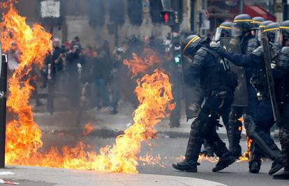 Prosvjednici u Parizu napali policiju, nekoliko je ozlijeđenih