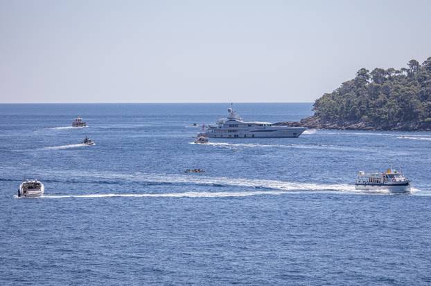 Dubrovnik: Turisti uživaju u ljepotama grada i kupanju na gradskim plažama